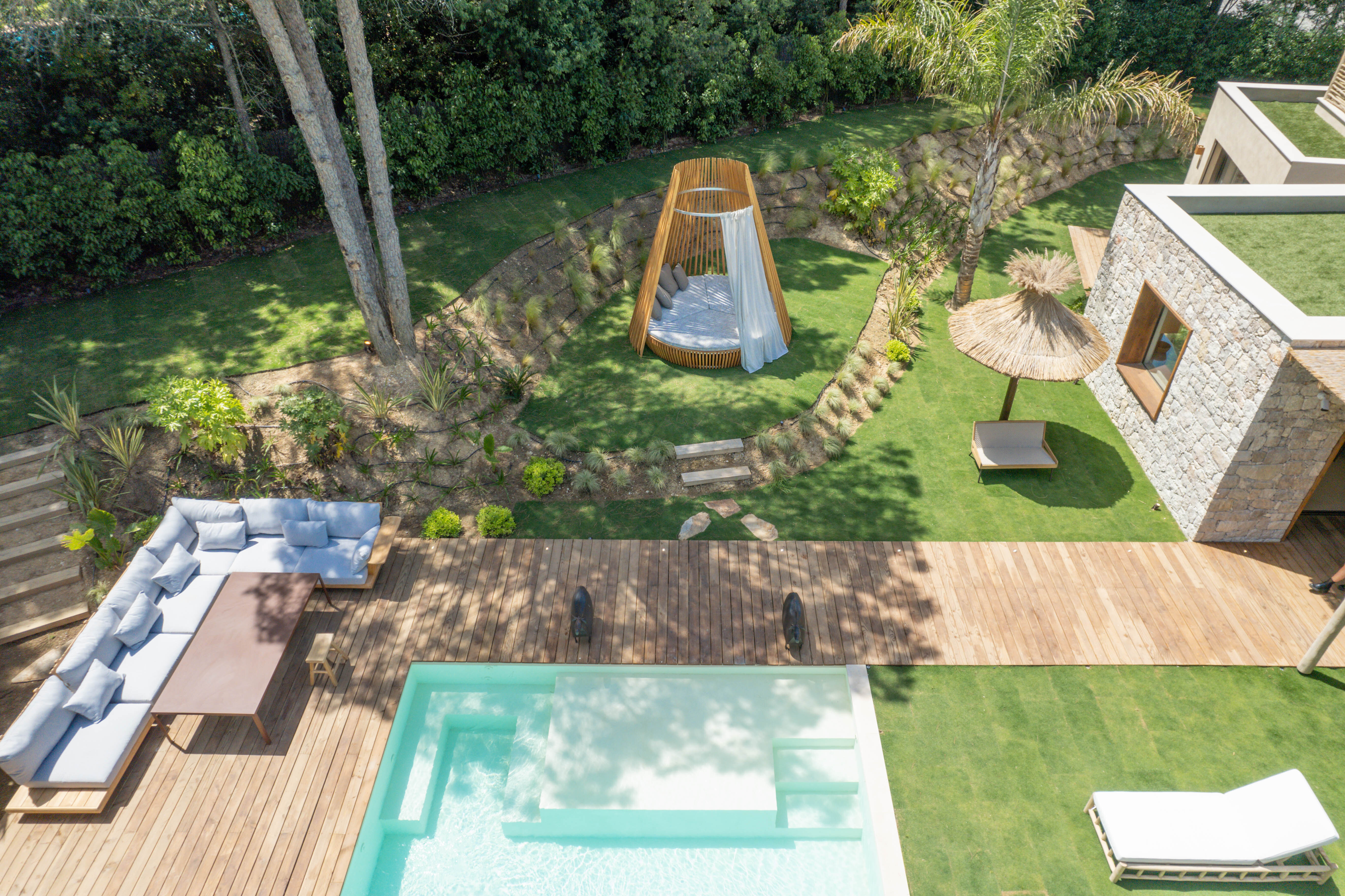 Aire de jeux pour enfants, piscine, toits végétalisés