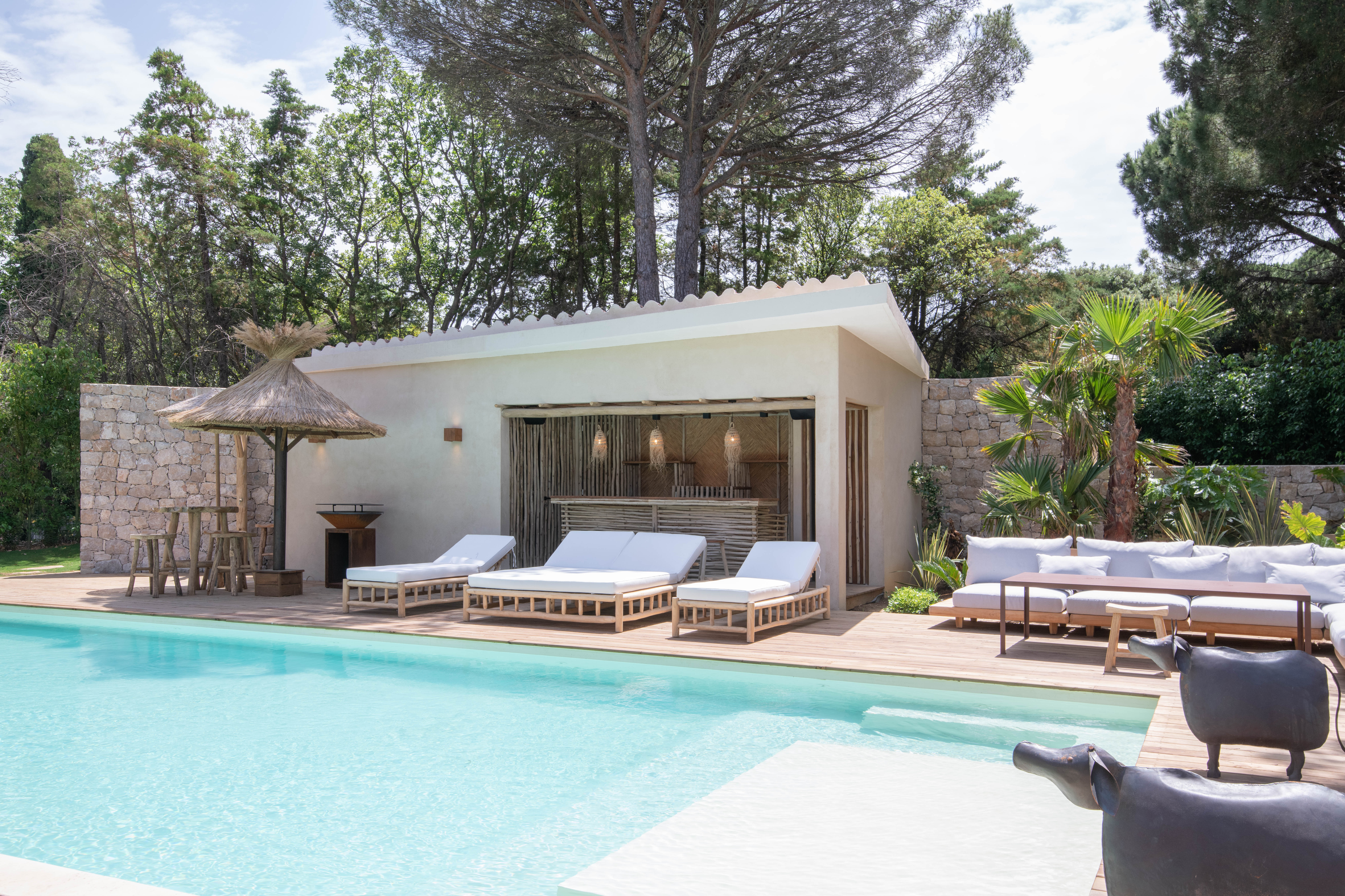 Piscine privée avec jacuzzi