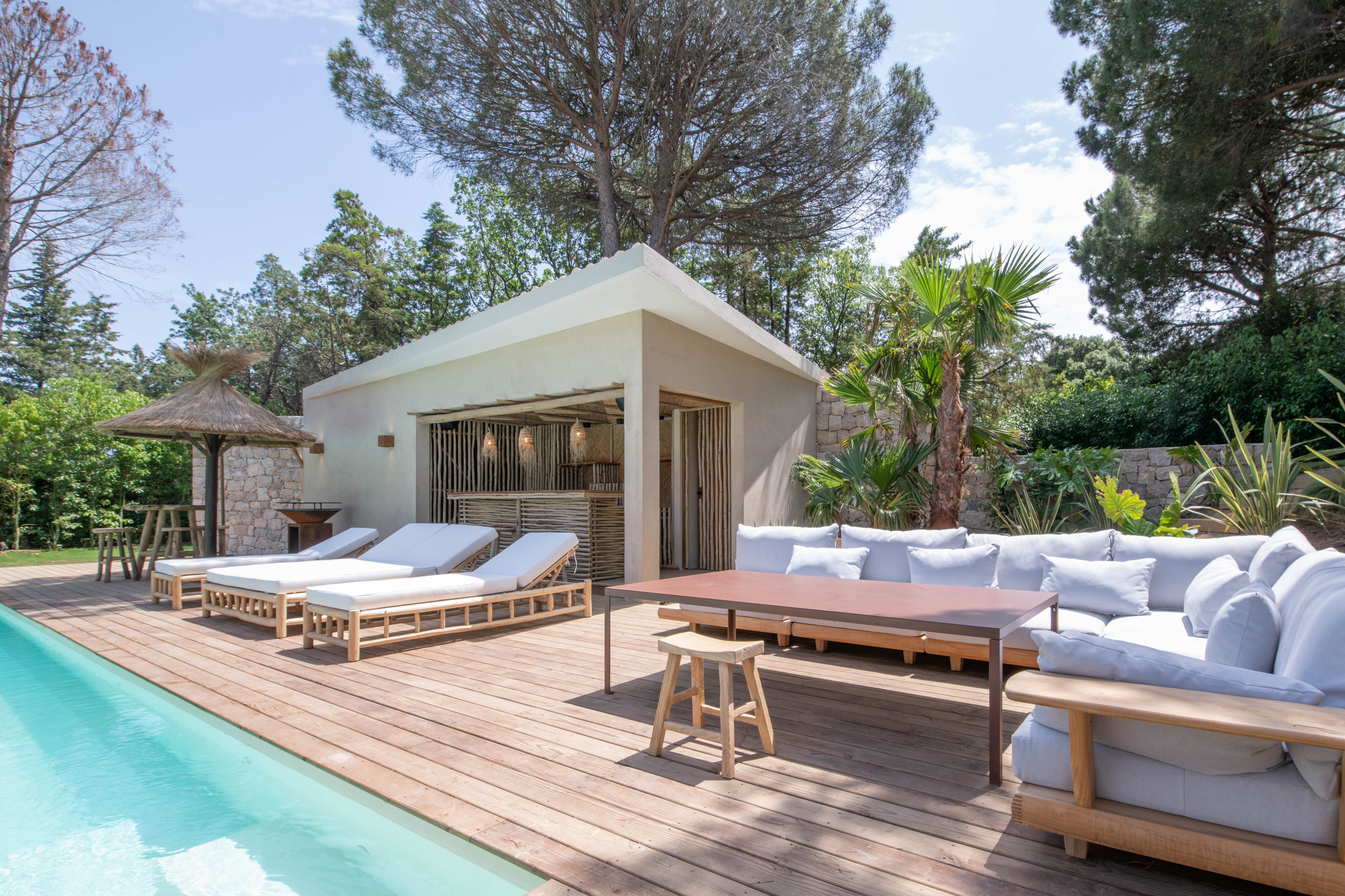 Piscine, salon de jardin et bar