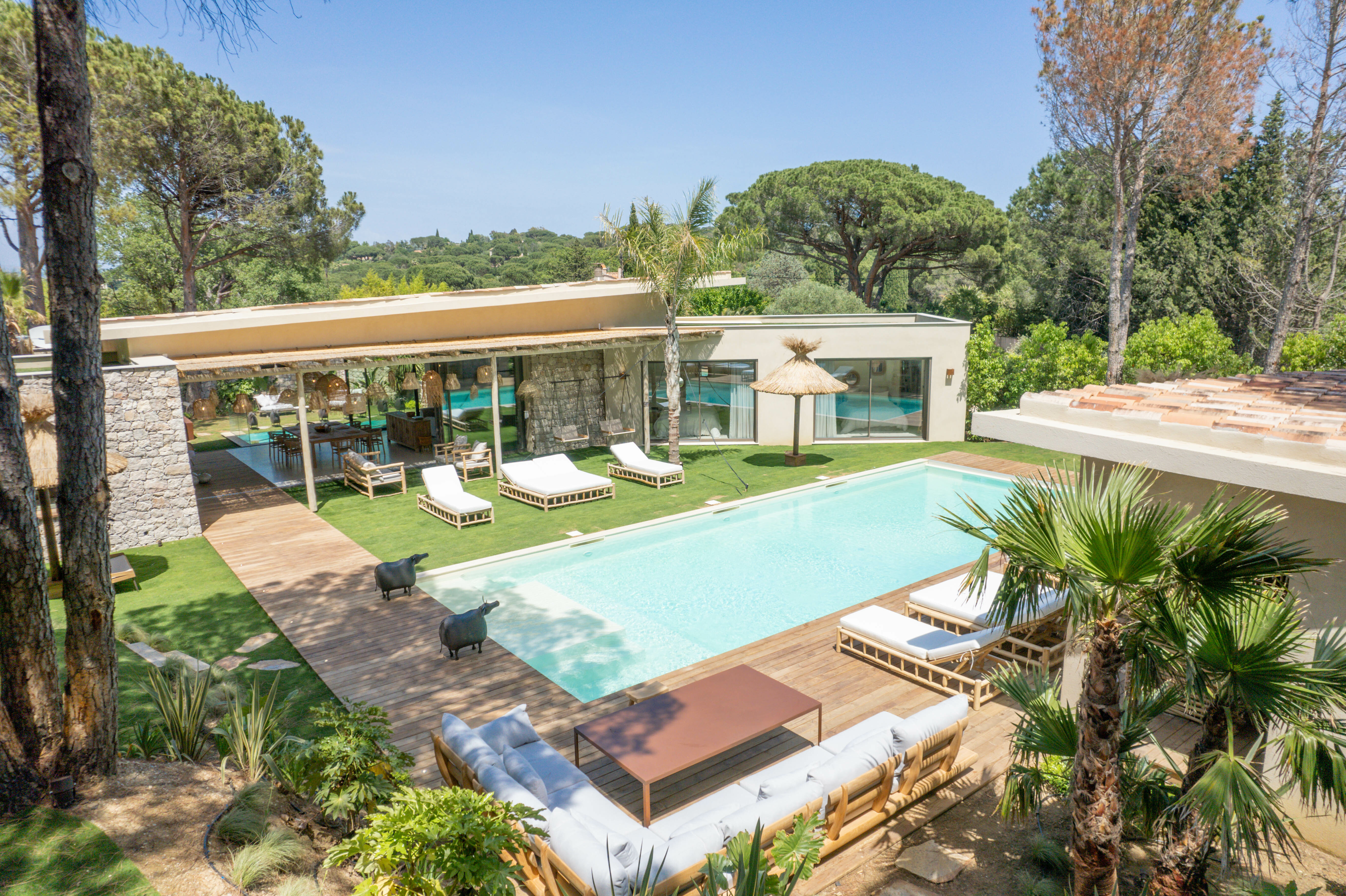 Villa Cannes Ramatuelle jardin piscine et séjour ouvert