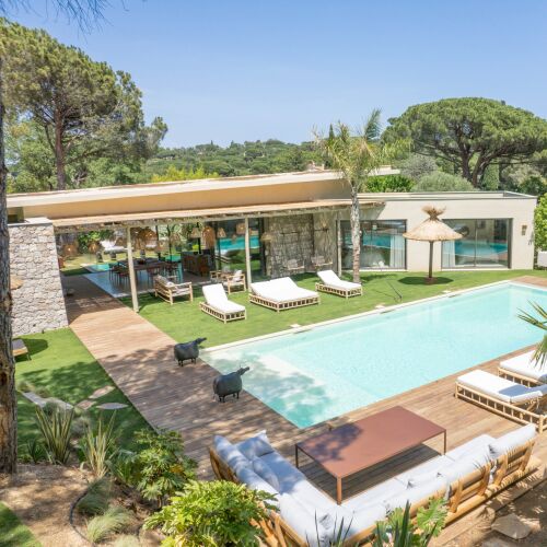 Villa Cannes Ramatuelle jardin piscine et séjour ouvert